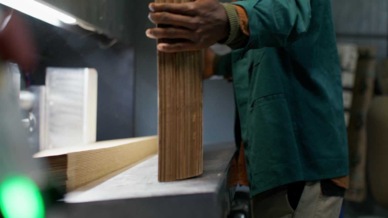 trabajador de fábrica que maneja paneles de madera