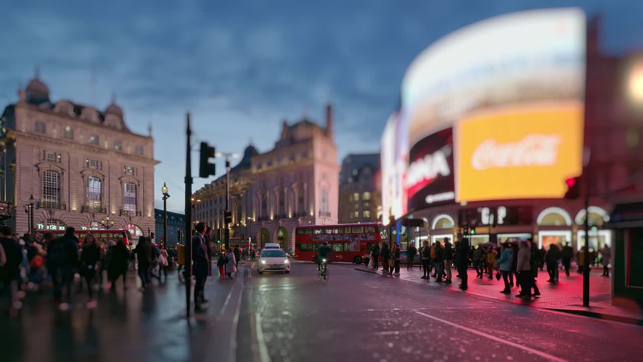 piccadilly circus al atardecer en una noche húmeda