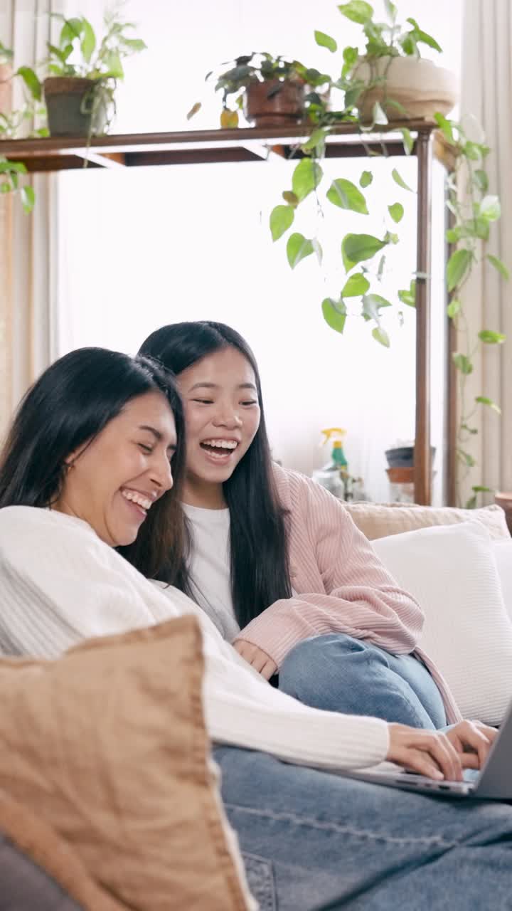 Two Happy Women Laughing While Using Laptop on Couch at Home | Premium ...