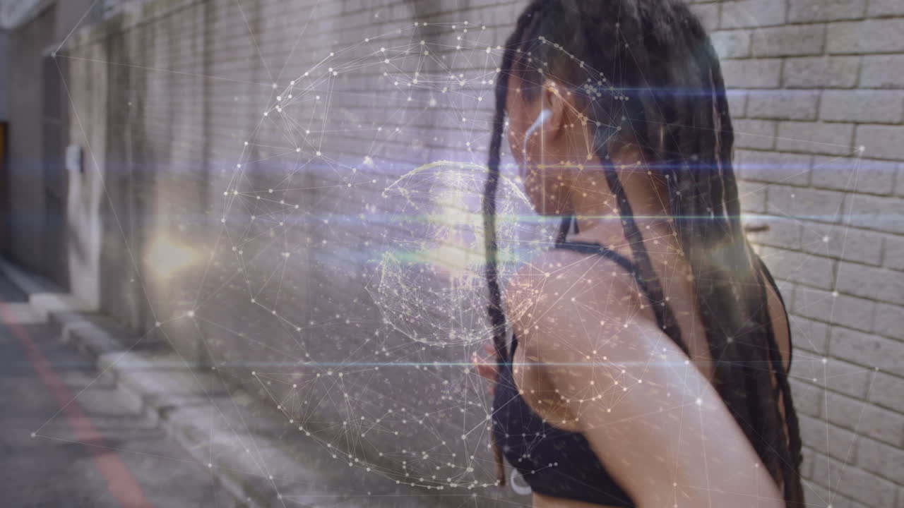 animación de la red de conexiones sobre la espalda de una mujer biracial en forma corriendo