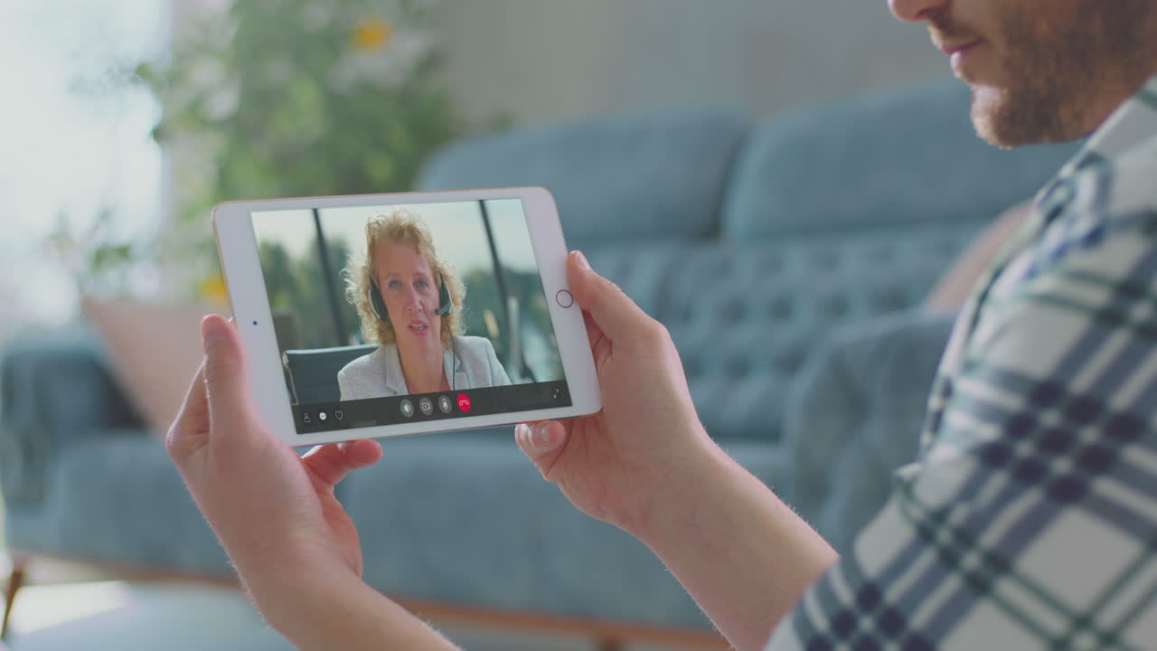 personas discutiendo en línea