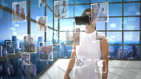 mujer de negocios con auriculares de realidad virtual
