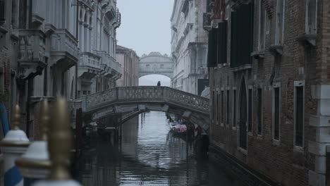 Slider-Aufnahme-Der-Seufzerbrücke-In-Venedig-An-Einem-Ruhigen,-Nebligen-Morgen