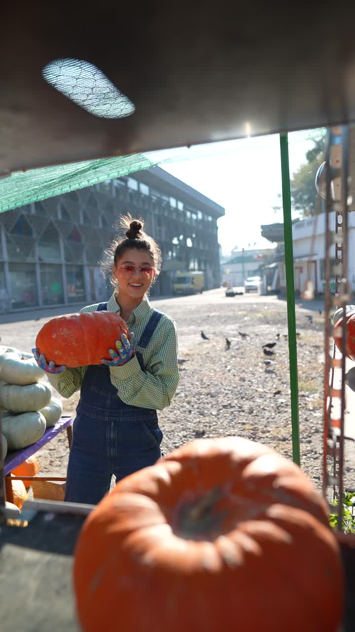 mujer vendiendo calabazas en un mercado