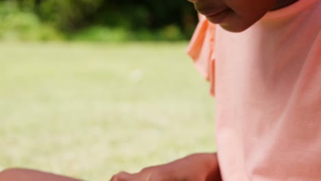 un primer plano de una niña usando una tableta
