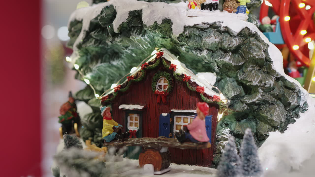 Scena di villaggio natalizio in miniatura con bambini che giocano sull'altalena