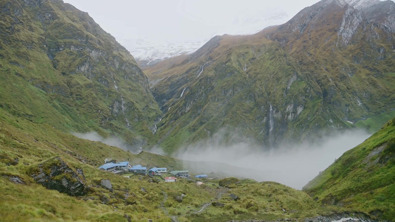 Abgelegenes Trekkingdorf in Nepal mit Teehäusern in den Bergen. Unterkünfte und Gebäude in einem entlegenen Dorf im Himalaya-Gebirge am Annapurna-Rundweg.