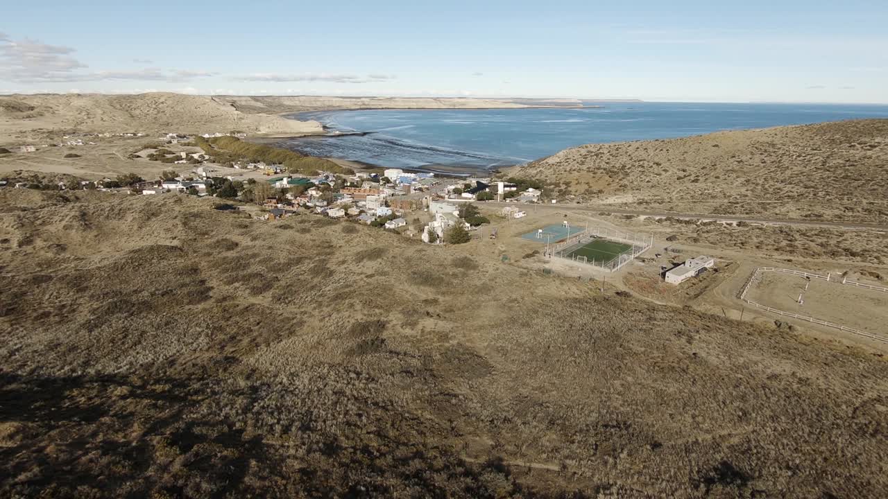 pequeño pueblo llamado puerto piramides en la península valdés en patagonia argentina toma de drones avanzando