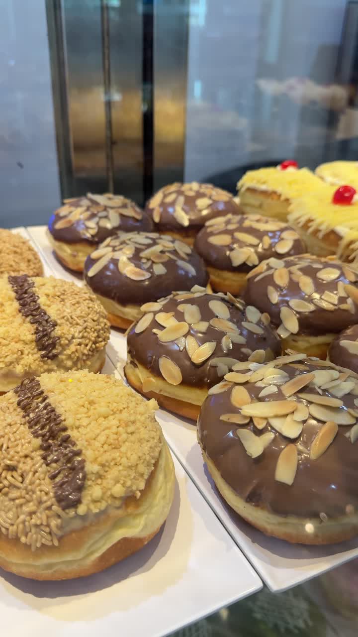 Bir Pastanede Sergilenen Çeşitli Lezzetli Donutlar