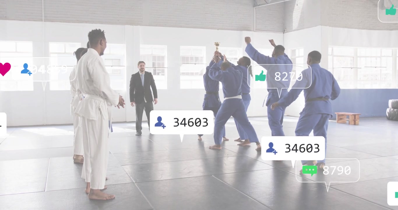 Atleta in gi blu che avanza e solleva un trofeo d'oro sul dojo, generando contatori sui social media.