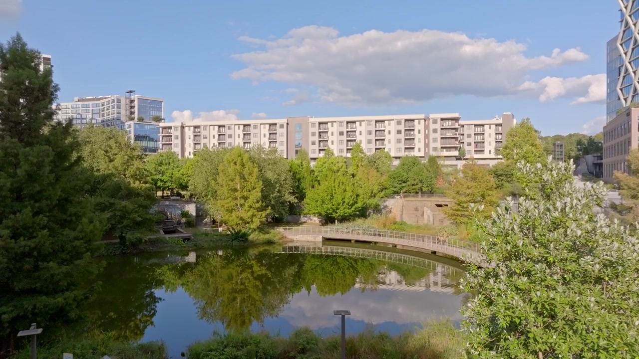 Městský park obklopující bytový komplex, obytné výškové budovy, Atlanta, Georgia. Záběr dronem.