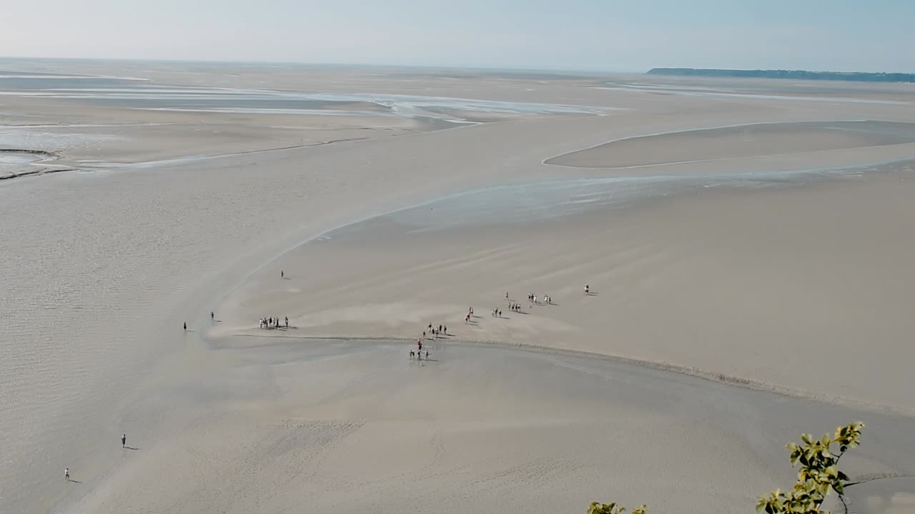vista aérea de la marea del mont saint michel desde la cima de la colina, francia