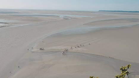 Vista-Aérea-De-La-Marea-Del-Mont-Saint-Michel-Desde-La-Cima-De-La-Colina,-Francia