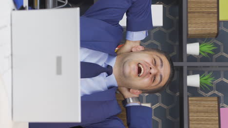 vídeo vertical de un hombre de negocios terminando su trabajo y relajándose.