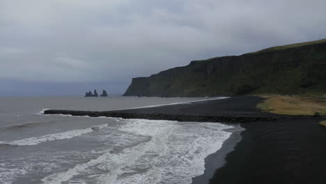 Luftaufnahme:-Panoramaaufnahme-Des-Schwarzen-Sandstrandes-Reynisfjara-An-Der-Südküste-Von-Vik-In-Island