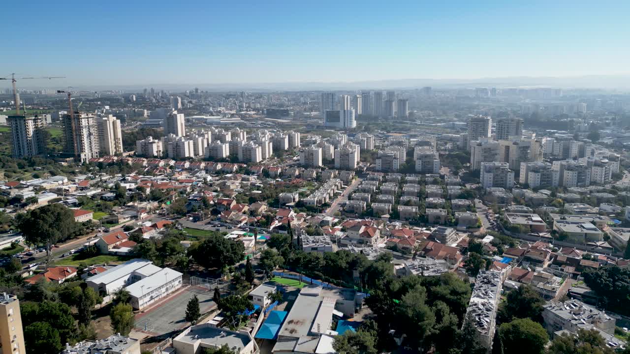 Video 4K ad alta risoluzione della città meridionale di Rehovot, Israele, da una vista a volo d'uccello, riprese con drone