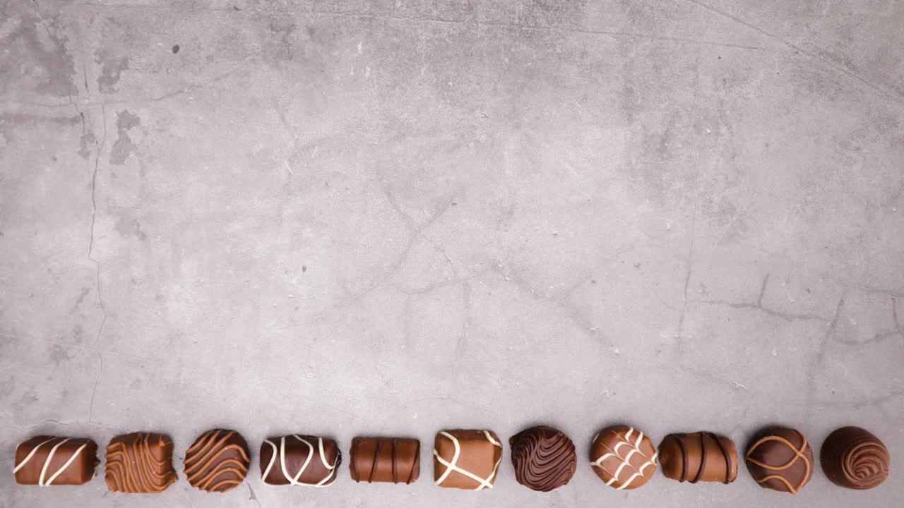 아래의 다양한 초콜릿은 오른쪽에서 왼쪽으로 이동합니다. 움직임을 멈추십시오.