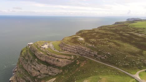 Luftaufnahme-Fliegen-über-Great-Orme-Küste-Hochland-Llandudno-Bergtal-Ländliche-Landschaft