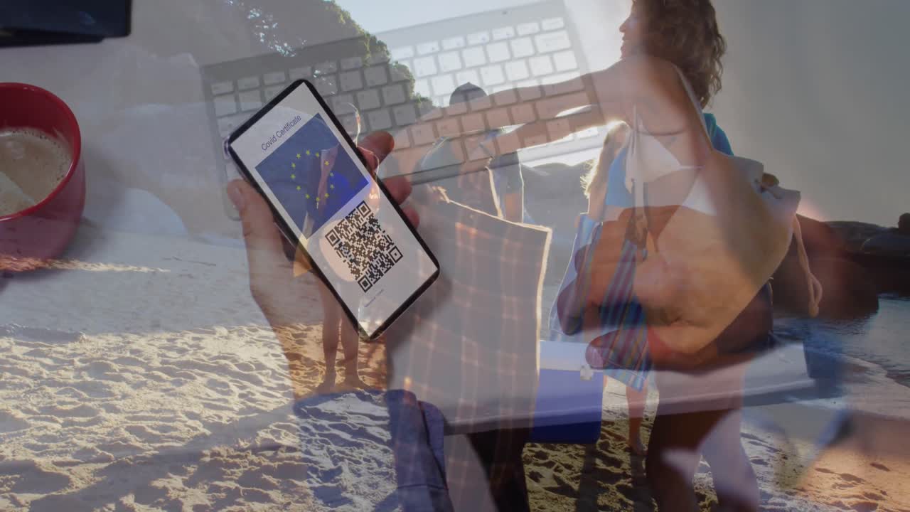 animación de diversos amigos en la playa sobre hombre caucásico con teléfono inteligente