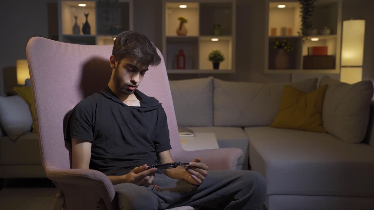 el hombre que quería suicidarse con un cuchillo.