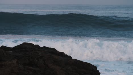 Olas-Azules-Llegan-A-La-Costa-De-Hawaii-En-Cámara-Lenta-Y-Rompen-Rocas