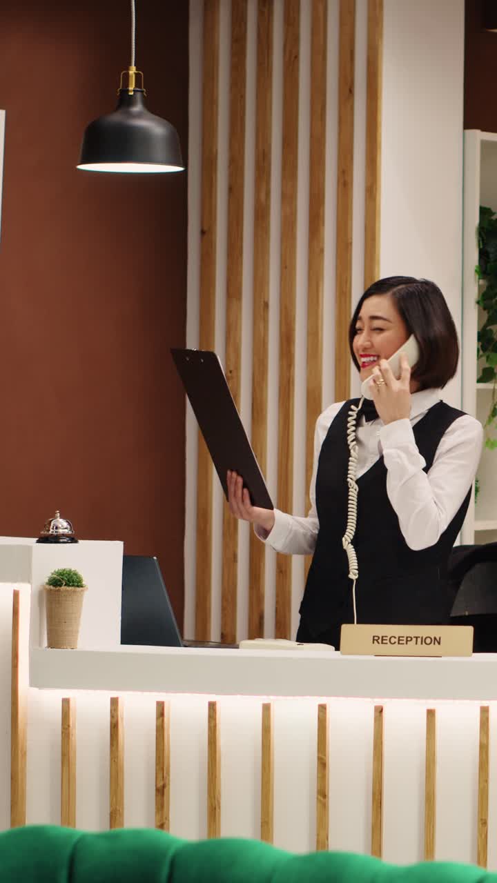 Receptionist d’hotel al telefono