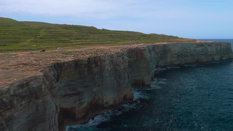 los escarpados acantilados de la isla de malta en gozo