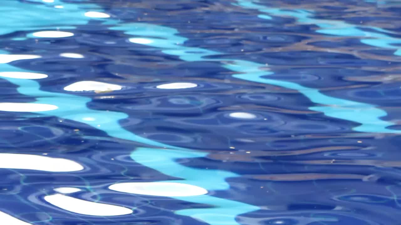 プールの水面に広がるさざ波。