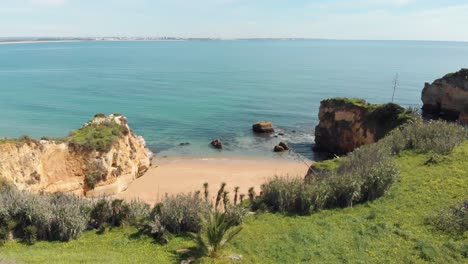 Prístina-Costa-Del-Océano-Turquesa-Que-Baña-La-Costa-Dorada-En-Lagos-Algarve,-Portugal---Amplia-Toma-Panorámica