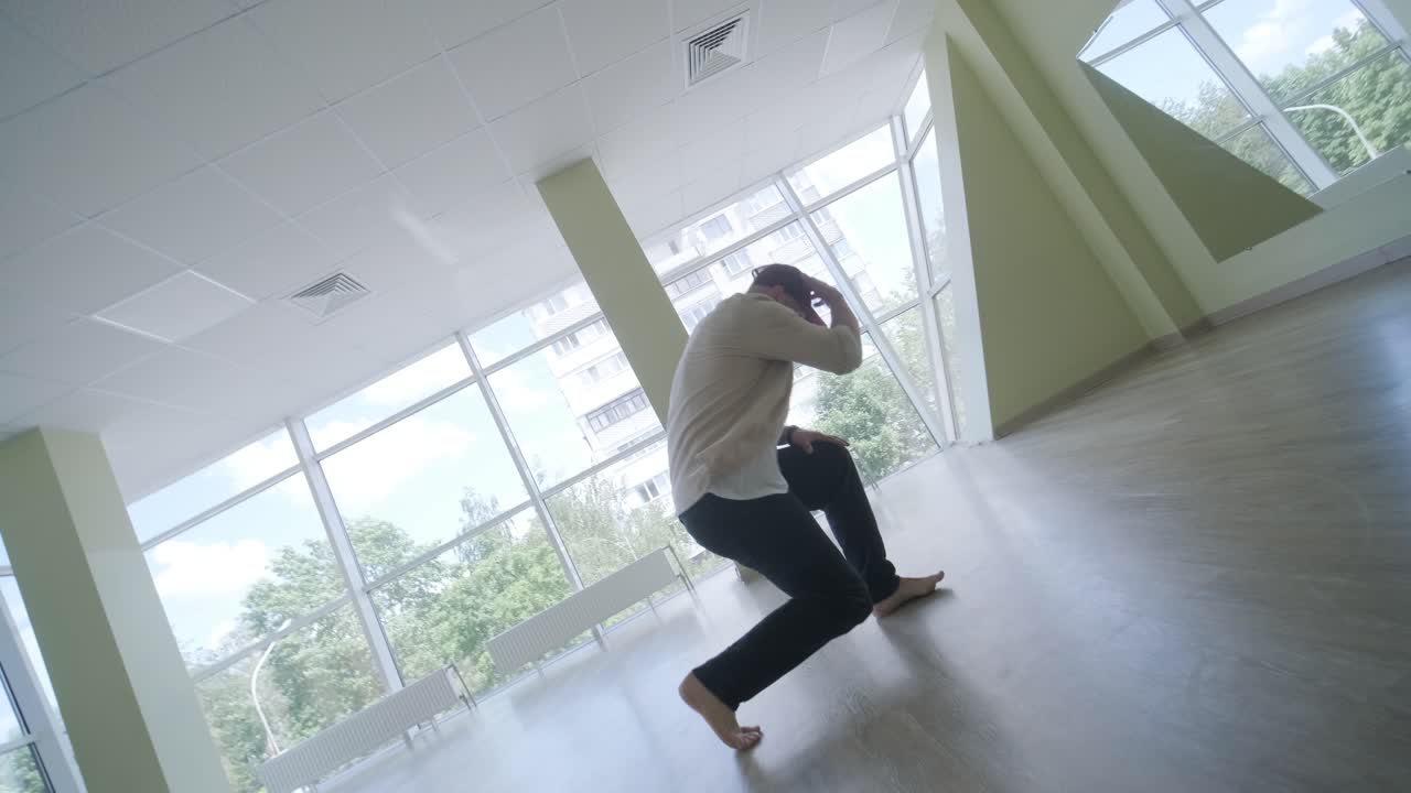 현대적인 스튜디오에서 브레이크 댄스를 하는 남자