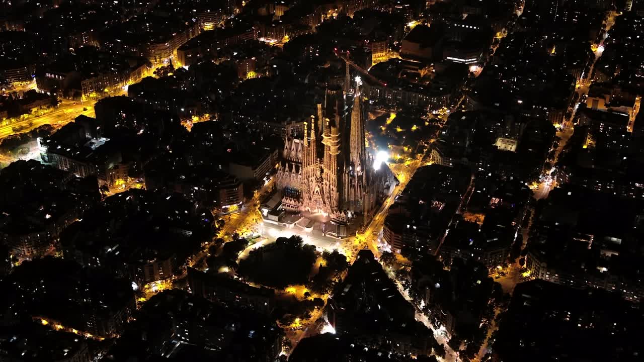 밤에 바르셀로나의 에이플 (eixample) 주거 지역과 유명한 사그라다 파밀리아 성당 (basilica sagrada familia) 의 공중 풍경 (카탈로니아, 스페인)