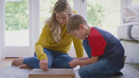 Mutter-Und-Sohn-Zu-Hause-Machen-Gemeinsam-Puzzle-Auf-Dem-Boden-Der-Lounge