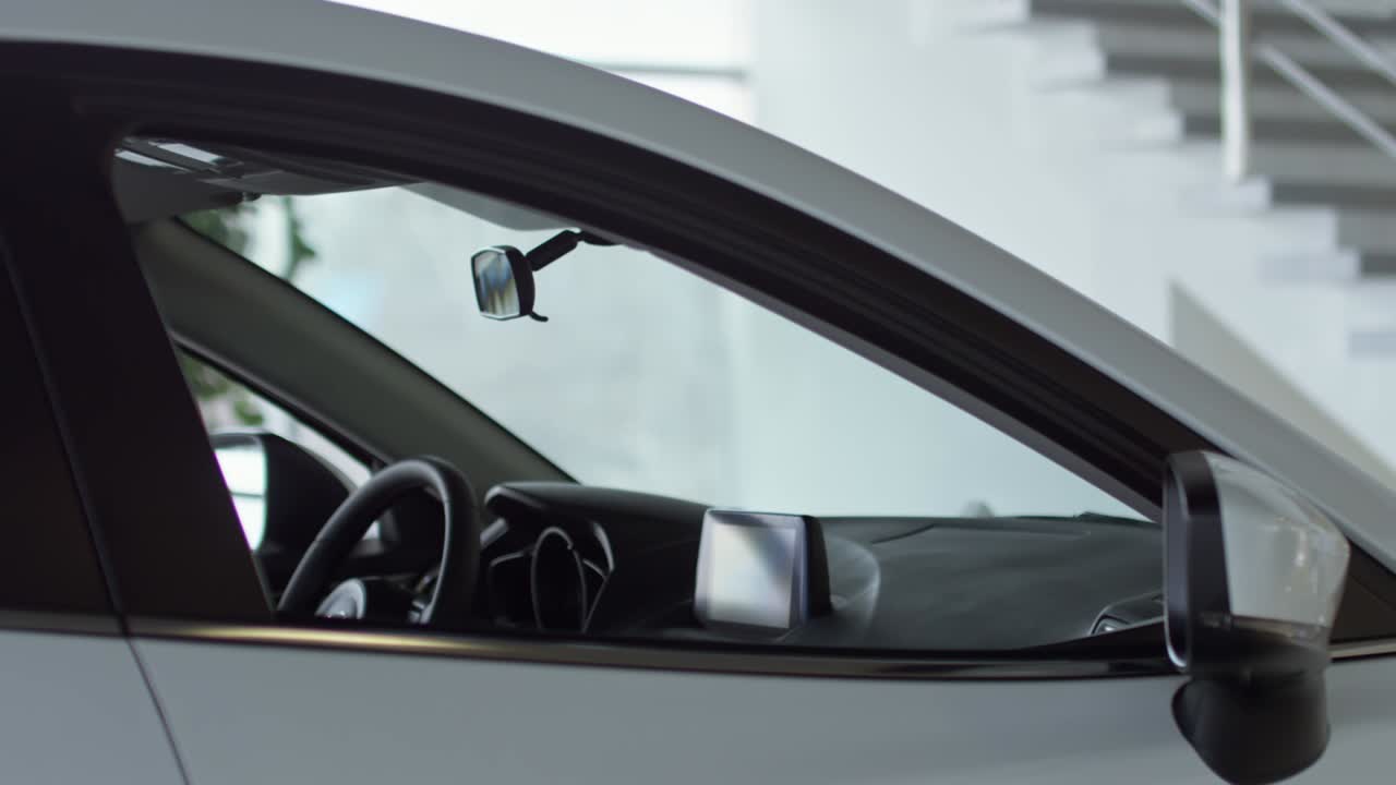 новый автомобиль, припаркованный в автосалоне