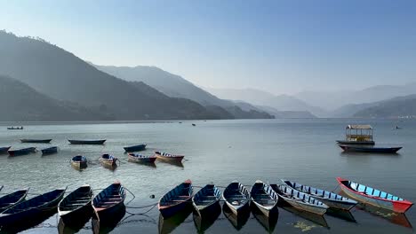 vista panorámica del lago phowa durante la puesta de sol en pokhara, nepal.