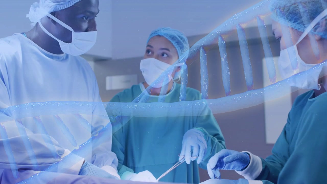 Chirurgický tým operuje, zatímco hlavní chirurg manipuluje s nástroji, DNA šroubovice se vznáší v záběru a zakrývá ruce.
