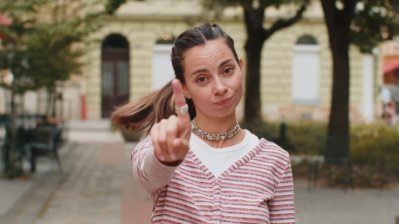 mujer reaccionando a una idea desagradable y horrible insatisfecha con la mala calidad agita la mano estrecha el dedo no