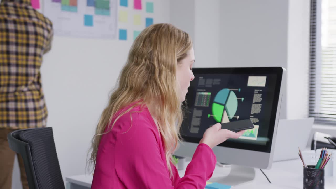 mujer hablando por teléfono en la oficina