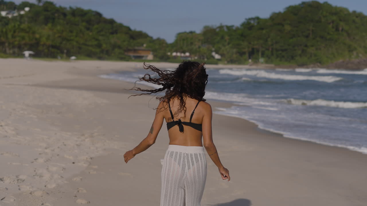 Ragazza felice in spiaggia