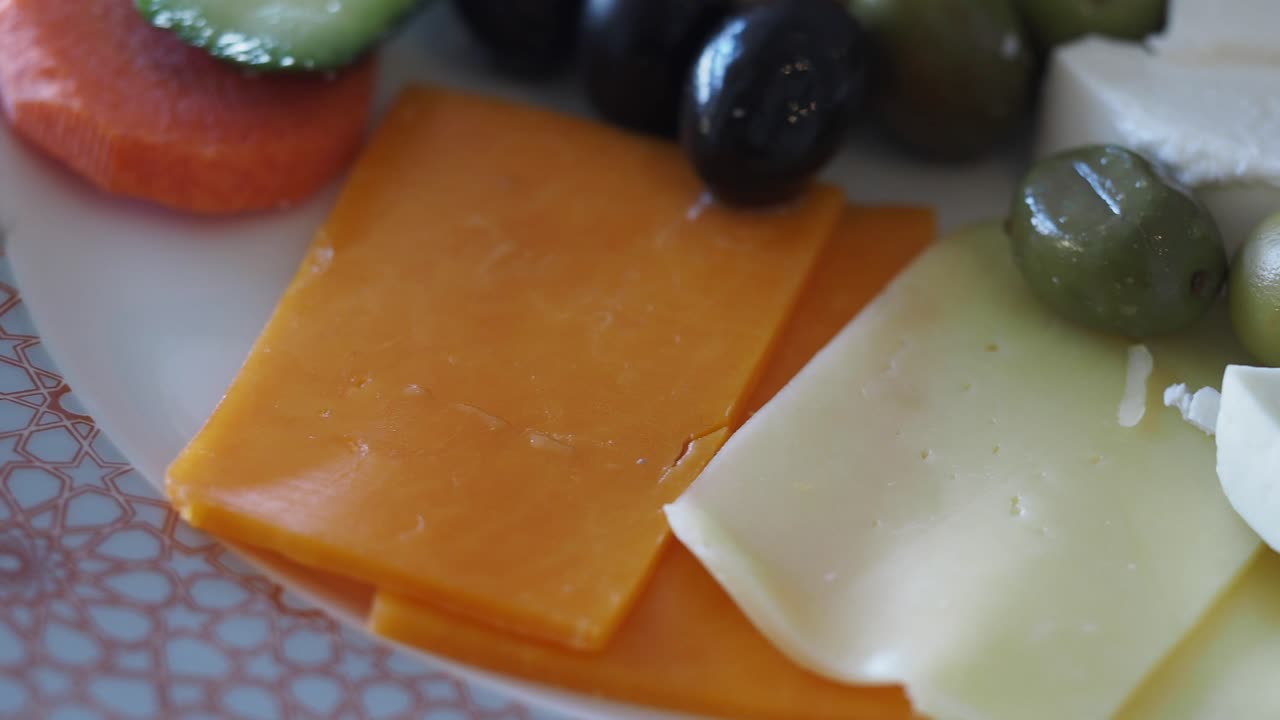 plato de queso y aceitunas