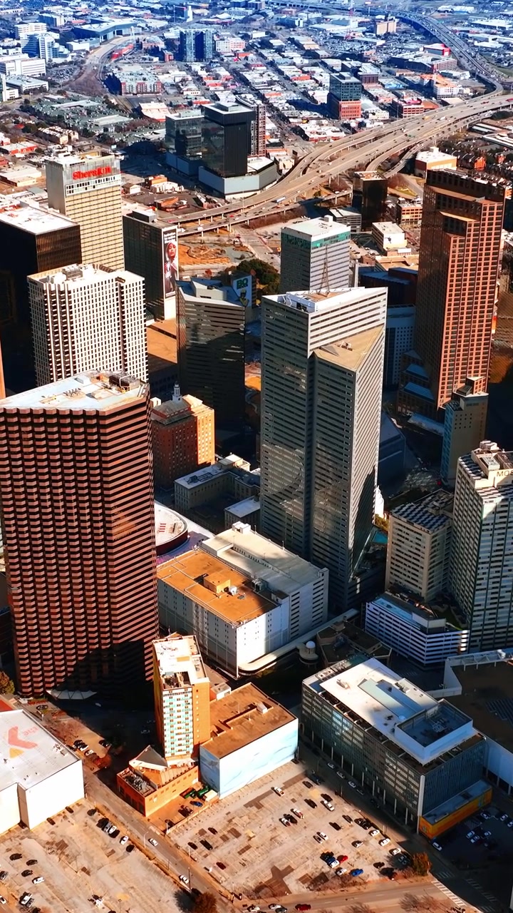 Volando in alto sopra il centro di Dallas, Texas, USA. Vista panoramica della metropoli dall'alto. Video verticale