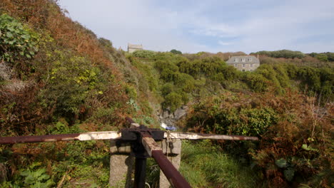 una foto amplia de un viejo cabrestante de barco de cable de un pescador en la cala de bessy, en las enys, cornwall