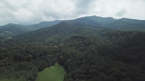 Statische-4K-Drohnenaufnahme-Eines-4K-Roan-Berges