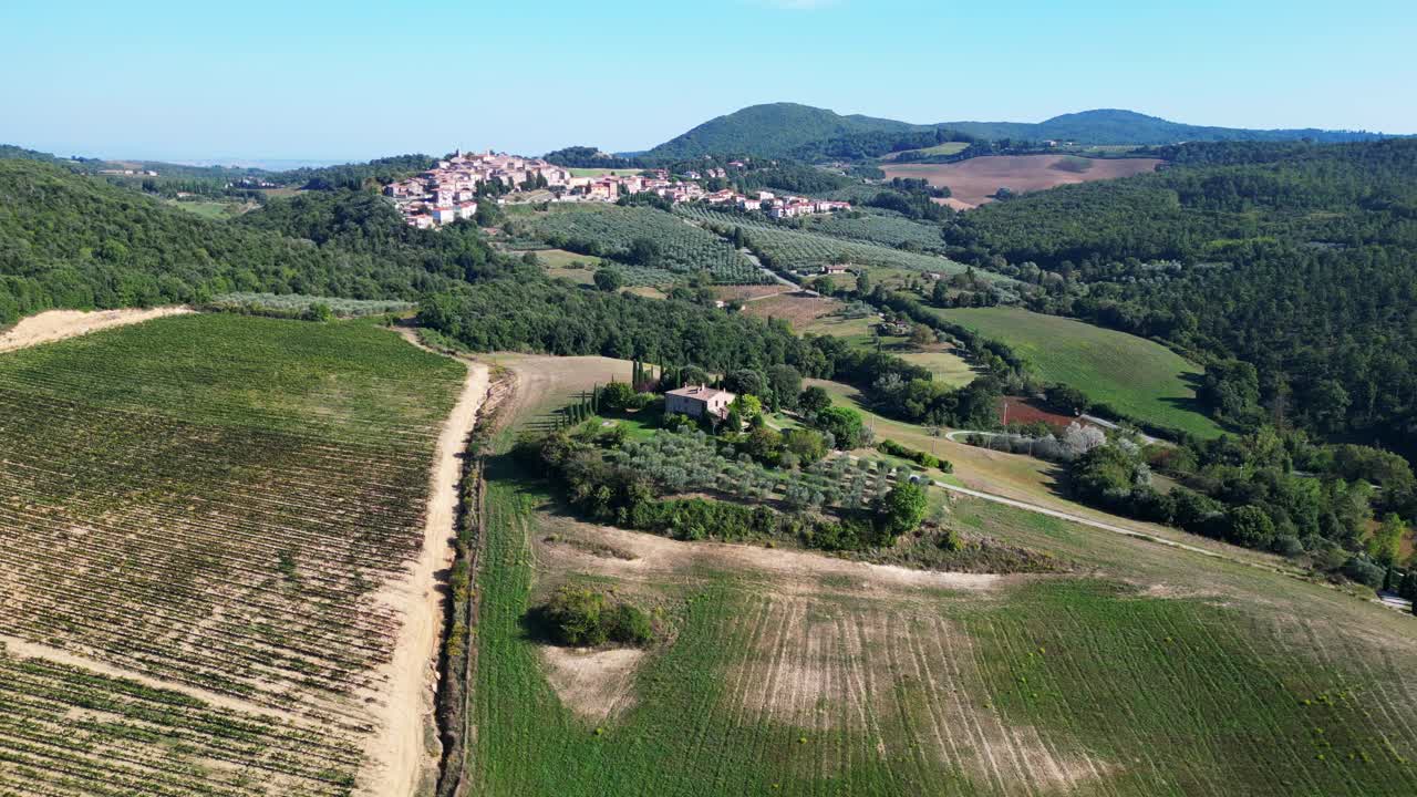 명상적인 마을 구름없는 풍경, 가을 토스카니 이탈리아