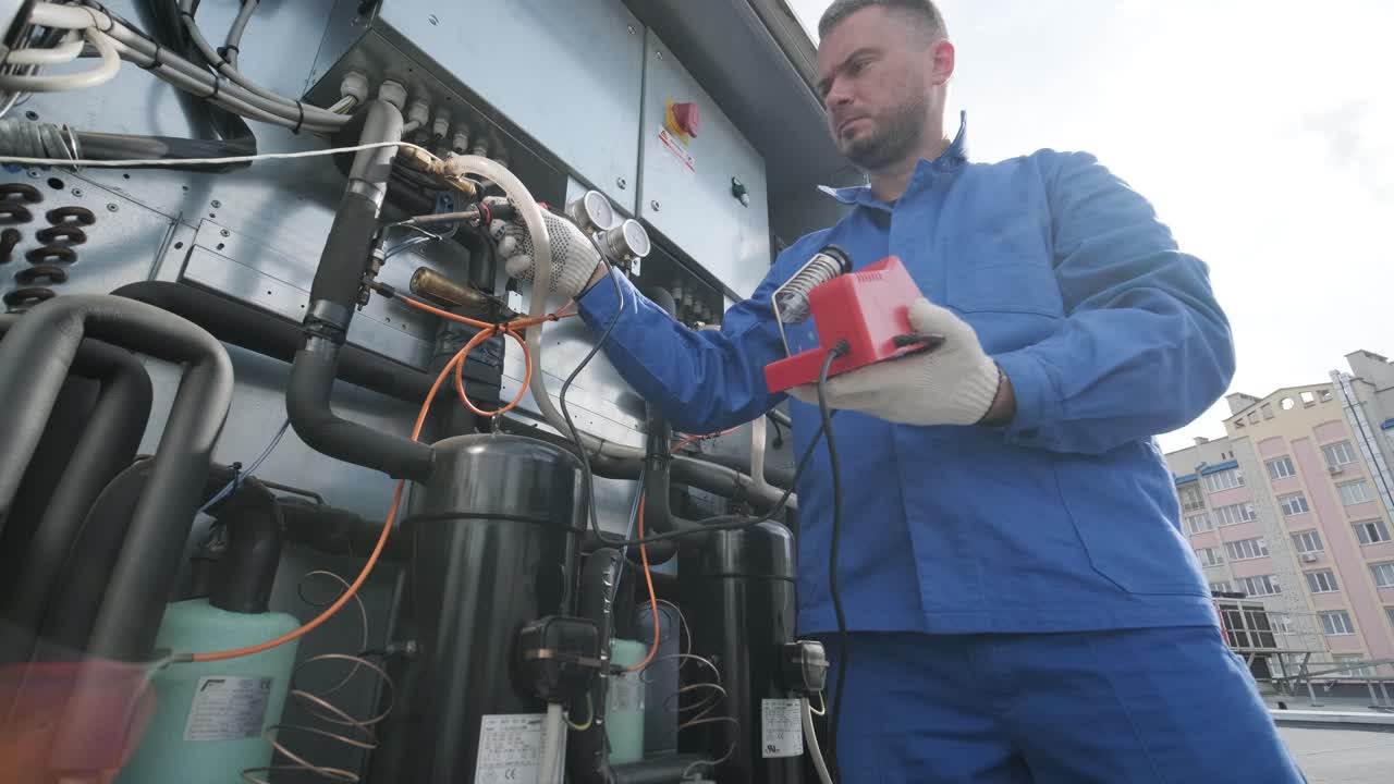 il tecnico ripara i sensori elettronici di temperatura con un saldatore elettronico