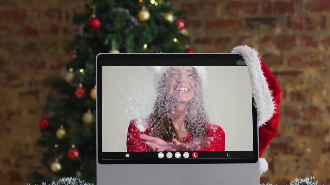 mujer caucásica en disfraz de santa en videollamada en la computadora, con árbol de navidad