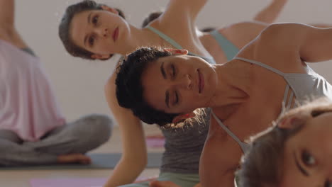 clase de yoga mujer hispana saludable practicando pose de curva lateral sentada con un grupo de hermosas mujeres sentadas en una colchoneta de ejercicio disfrutando de un entrenamiento de estilo de vida saludable en un gimnasio al amanecer