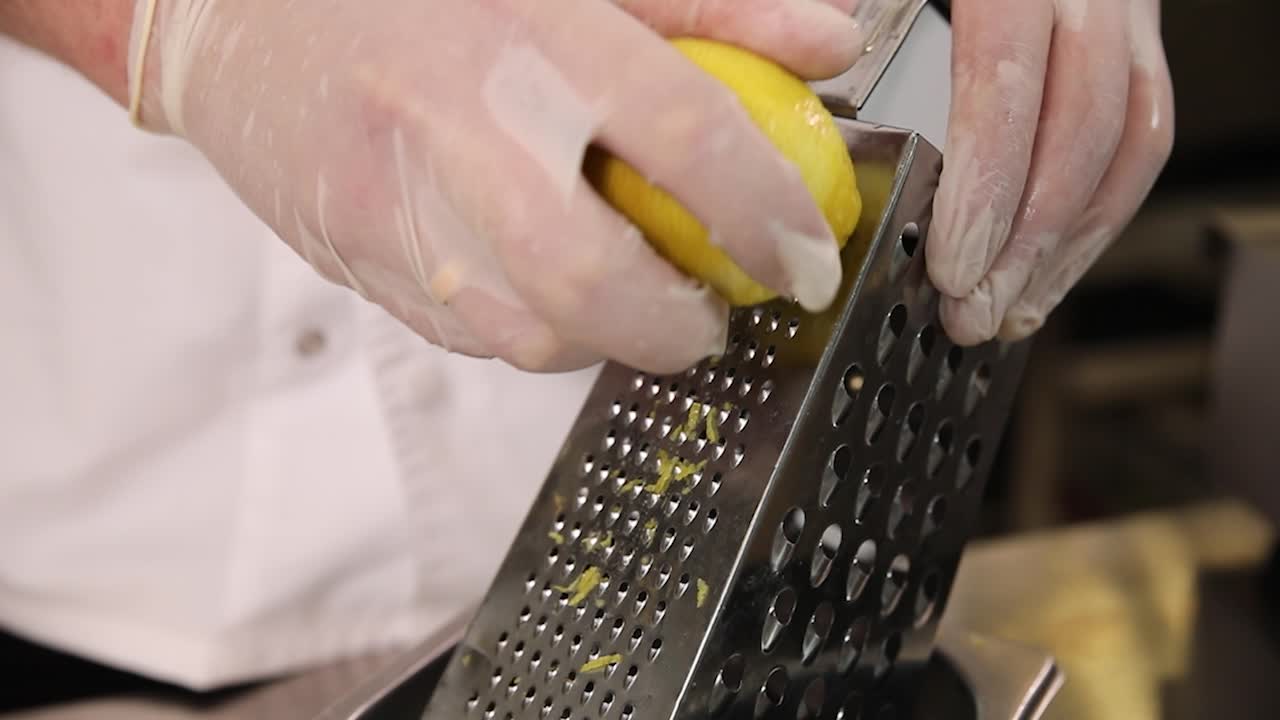 Grattugiare la scorza di un limone