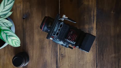 flat lay filmemacher greift nach kamera