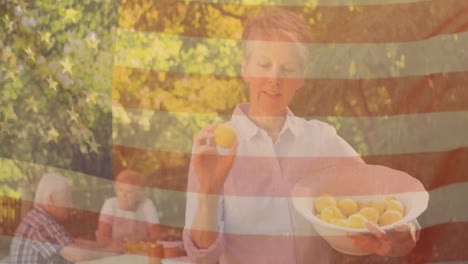 animación de la bandera de los estados unidos sobre amigos caucásicos de alto nivel cenando al aire libre