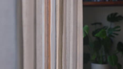 hermosa mujer asiática vistiéndose preparándose tarde para el trabajo mirando por la ventana disfrutando del nuevo día sintiéndose descansada